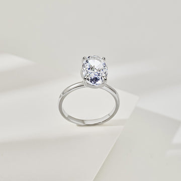 Image of a silver Kourtney ring