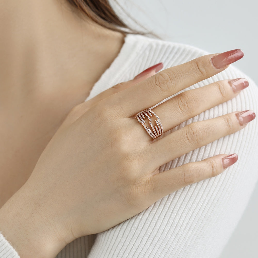 Woman wearing Nadia ring on her middle finger