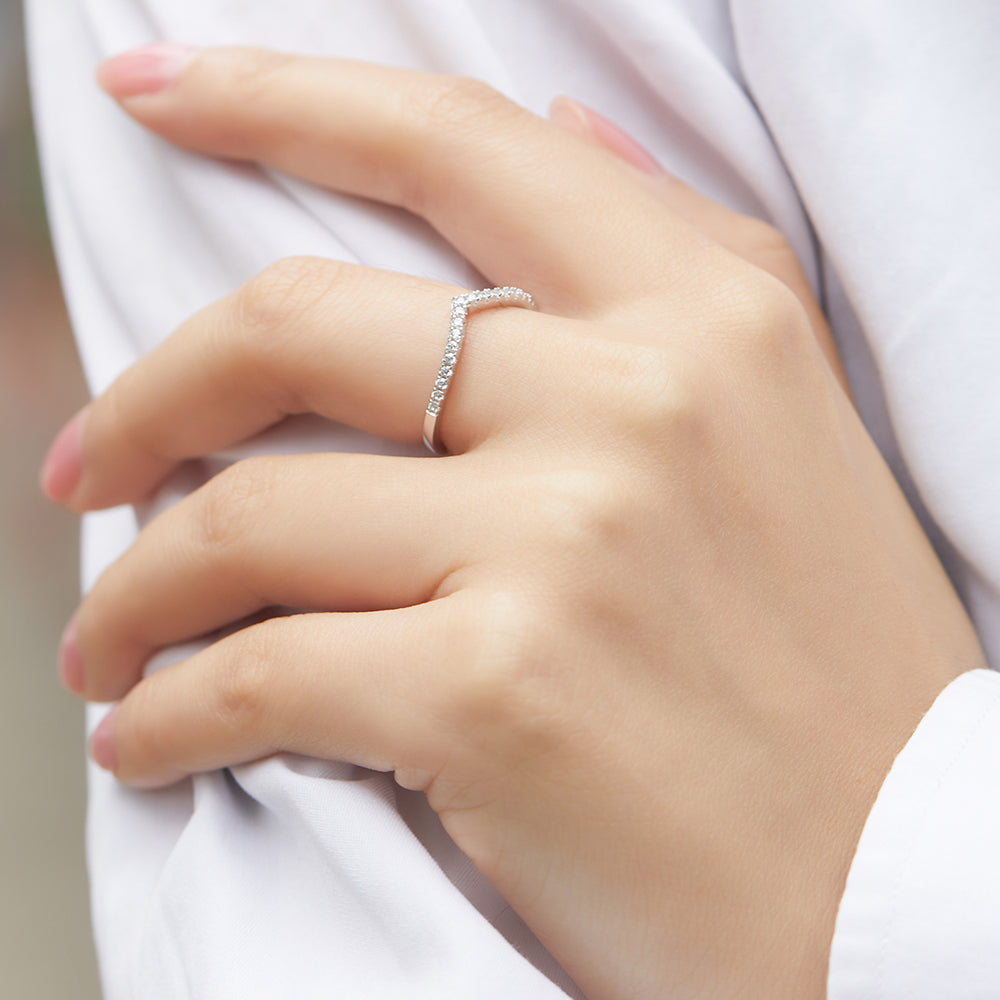 A image of someone wearing a Savannah ring